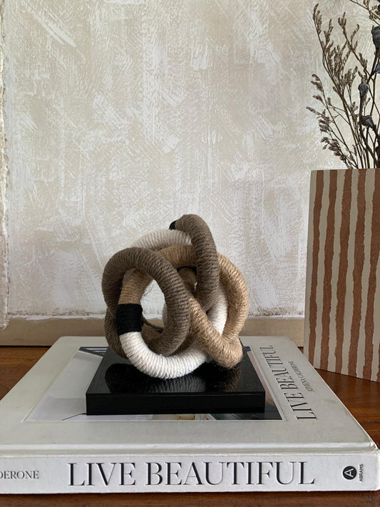 Nudo Tricolor Beige con base